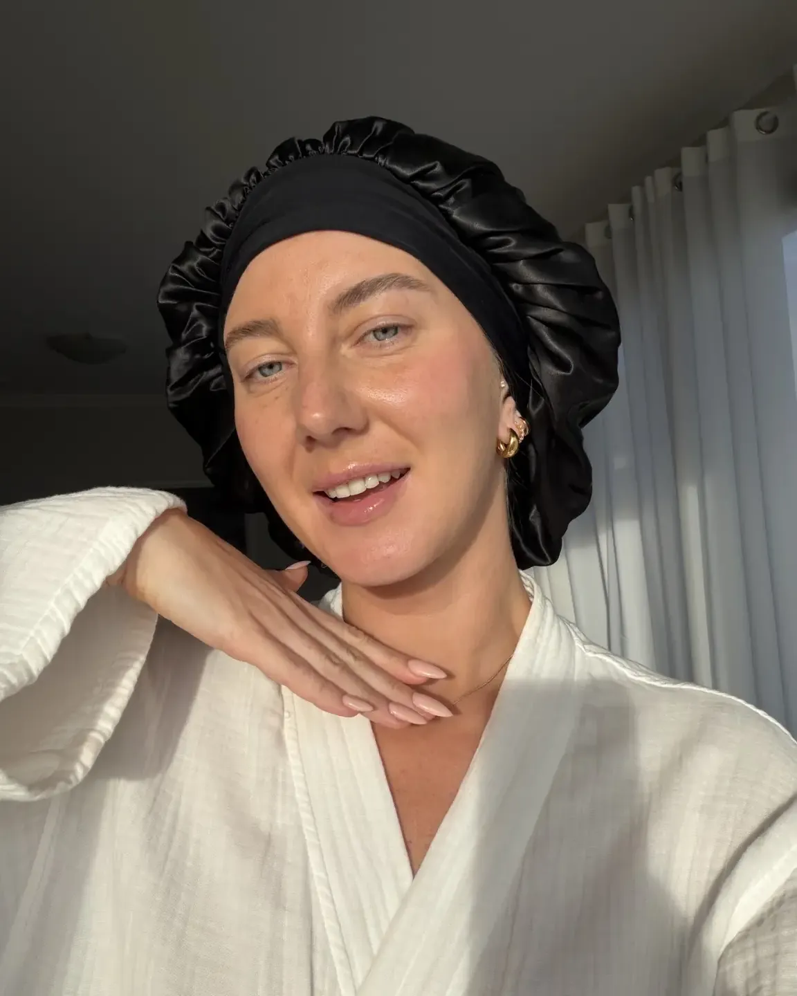 Customer wearing the Kova Silk Smooth Fit bonnet in black.